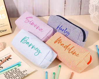 Astuccio in seersucker personalizzato con nome, regalo per il ritorno a scuola, pochette ricamata per materiale scolastico, borsa per cancelleria per bambini, regalo per insegnanti
