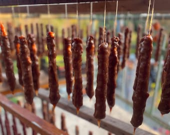 Churchkhela 100% naturale, prodotta con succo d'uva georgiana e noci.