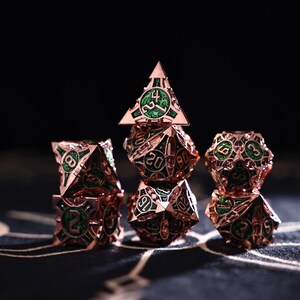 Dados de D&D tallados multifacéticos en oro rosa y verde, juego de dados de aleación de zinc, dados de lujo para juegos de rol, regalo premium de metal pesado.