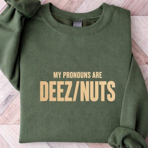 Deez Nuts pronomenskjorta PNG, rolig sarkastisk t-shirt, meme-humorskjorta, djärv skämtgrafikt-shirt, viral rolig skjorta PNG