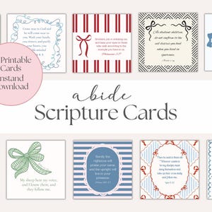 Può includere: Una collezione di 20 biglietti di scrittura stampabili con vari disegni. Le carte presentano bordi decorativi, fiocchi e testo biblico. Le parole "abide Scripture Cards" sono scritte in corsivo.