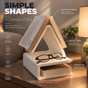 Pode incluir: Um suporte para livros branco de formato triangular com base plana e prateleira central. O suporte segura um livro aberto na superfície superior inclinada e um livro fechado na prateleira inferior. Óculos de aro escuro repousam no meio.