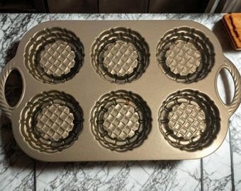 NEW Fancy Nordic Ware Shortcake Baskets Pan Cast Aluminum 6 Cake Non-Stick Gold