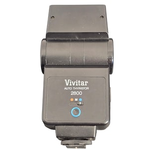 Puede incluir: Una taza de cerámica hecha a mano con un esmalte moteado de color crema. La taza presenta un cuerpo ancho y redondeado y un asa robusta. El interior es de un tono más oscuro y terroso. La taza mide aproximadamente 10 cm de altura.