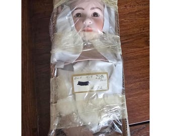 Vintage Porzellan Puppenbau Kit 70 cm braune Augen Mädchen in original Verpackung