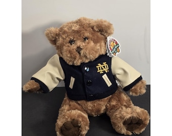 The Chela Brown Bear Company Notre Dame Plüschbär Varsity-Jacke Neu mit Etikett NEU