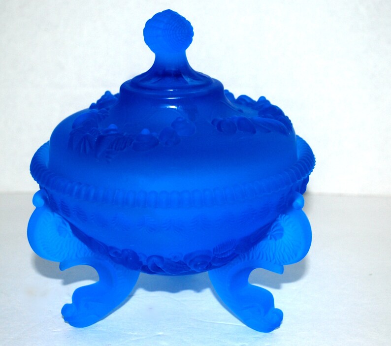 Blue glass Westmoreland glass bowl with lid 3 footed shell