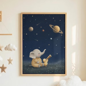 Può includere: Una stampa incorniciata per la cameretta mostra un elefante e un'anatra che osservano pianeti e stelle attraverso un telescopio. L'elefante indossa un completo giallo a pois. Lo sfondo è un cielo notturno blu scuro con pianeti e stelle cadenti.