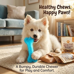 Könnte beinhalten: Ein weißer, flauschiger Hund hält ein blaues, unebenes Kauspielzeug im Maul. Das Bild enthält den Text "Healthy Chews, Happy Paws!" und "A Bumpy, Durable Chewer for Play and Comfort." Hundeleckerlis und Bücher sind ebenfalls zu sehen.