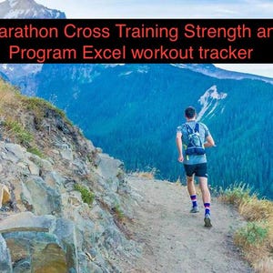 以下が含まれることがあります： バックパック、ショーツ、靴下を身に着けた、山道を走るランナー。上部のテキストには「8 Month Ultra Marathon Cross Training Strength and Conditioning Program Excel workout tracker」と書かれています。