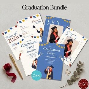Könnte beinhalten: Ein Abschluss-Bundle mit Einladungsvorlagen. Die Designs zeigen Illustrationen von Absolventen in Roben und Hüten, mit Text wie "Graduation Party", "Class of 2026" und Veranstaltungsdetails. Das Bundle enthält einen Stift, ein Band und dekorative Elemente.