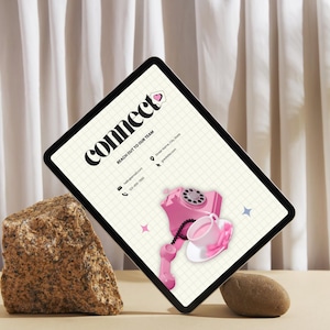 Peut inclure: Une tablette affiche le mot &laquo;&nbsp;connect&nbsp;&raquo; et le slogan &laquo;&nbsp;Contactez notre &eacute;quipe&nbsp;&raquo;. Un t&eacute;l&eacute;phone r&eacute;tro rose et un graphisme de tasse &agrave; th&eacute; sont pr&eacute;sent&eacute;s. Une roche textur&eacute;e et une petite pierre sont au premier plan.