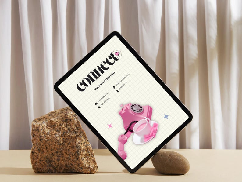 Peut inclure: Une tablette affiche le mot &laquo;&nbsp;connect&nbsp;&raquo; et le slogan &laquo;&nbsp;Contactez notre &eacute;quipe&nbsp;&raquo;. Un t&eacute;l&eacute;phone r&eacute;tro rose et un graphisme de tasse &agrave; th&eacute; sont pr&eacute;sent&eacute;s. Une roche textur&eacute;e et une petite pierre sont au premier plan.