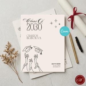 Könnte beinhalten: Eine Abschlussankündigung mit dem Text "Class of 2030" und "Charlton Highschool". Das Design umfasst eine Strichzeichnung von Händen, die Abschlusskappen werfen, Sterne und das Datum "July 9 2030". Ein gerolltes Diplom mit rotem Band und einem goldenen Stift sind ebenfalls sichtbar.