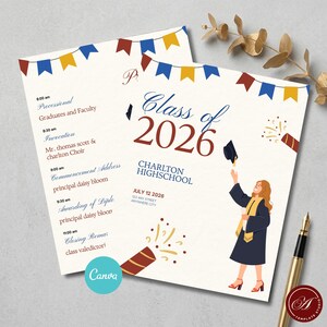 Könnte beinhalten: Zwei Abschlussankündigungskarten mit cremefarbenem Hintergrund. Die Karten zeigen den Text "Class of 2026" und eine Grafik eines Absolventen, der seine Kappe wirft. Die Karten enthalten auch Veranstaltungsdetails und den Schulnamen.