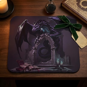 Alfombrilla de ratón con diseño de dragón de fantasía oscura - Alfombrilla de escritorio gótica para sala de juegos, arte cinematográfico de catedral