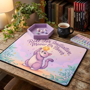 Peut inclure: Un tapis de bureau rectangulaire illustré d'un chat violet clair tendant la patte vers un dé à vingt faces jaune. Le tapis porte l'inscription 'Roll For Initiative, Meow Or Never' sur un fond de ciel pastel avec des vignes vertes.