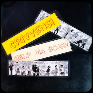 Pode incluir: Uma coleção de marcadores retangulares com ilustrações de banda desenhada e texto. Um é amarelo com a palavra "CRIVVENS!" em vermelho. Outro é creme com "HELP MA BOAB!" em vermelho. Os outros apresentam painéis de banda desenhada a preto e branco.