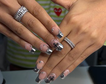 Press on nail fait main french chrome argenté, bijoux et perles argentés