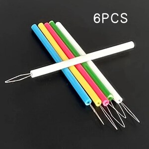 Peut inclure: Un ensemble de 6PCS outils d'enfilage avec des manches cylindriques bleu, jaune, rose, vert et blanc. Chaque outil possède une fine boucle en fil métallique flexible à une extrémité, conçue pour passer le fil dans les aiguilles.
