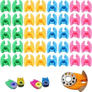 Può includere: Una collezione di quaranta clip per bobine in plastica verde, gialla, blu e rosa, disposte in cinque file da otto. Sotto, singole clip tengono le bobine, inclusa una clip arancione che fissa una bobina di metallo con fori circolari.