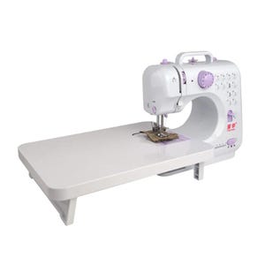Puede incluir: Una máquina de coser portátil blanca con detalles en violeta claro, que cuenta con una mesa de extensión grande desmontable, un asa de transporte, un dial de selección de puntadas y caracteres chinos impresos en rojo y negro en el panel frontal.