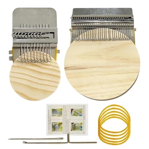 Puede incluir: Un kit de telar de zurcido que incluye dos dispositivos de tejido de metal con bases circulares de madera, cinco bandas elásticas amarillas, dos agujas de metal y una tarjeta de instrucciones con cuatro imágenes del proceso de reparación.