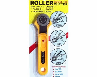 Puede incluir: Cortador rotatorio amarillo y negro para tela, papel, cuero y vinilo. El paquete incluye el texto "ROLLER CUTTER" y "CUT MULTI-LAYERS". El cortador tiene un mango amarillo y una cuchilla plateada. Se muestran diferentes estilos de corte.