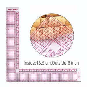 Puede incluir: Una regla transparente en forma de L de color rosa con líneas de cuadrícula y medidas en centímetros y pulgadas. El texto "Inside: 16,5 cm, Outside: 8 inch" está impreso. Para mediciones precisas.