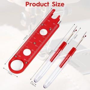 Puede incluir: Una regla de costura roja con medidas en pulgadas, junto con dos corta-hilos. La regla mide 13,16 cm de largo y tiene una abertura circular. Los corta-hilos tienen mangos rojos y fundas protectoras transparentes. El texto "Product Size" es visible.