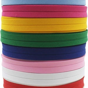 Puede incluir: Una pila de cinta al bies colorida en varios tonos, incluyendo negro, azul, rosa, amarillo, verde y rojo. La cinta está cuidadosamente enrollada y lista para proyectos de costura. La imagen muestra una variedad de colores.