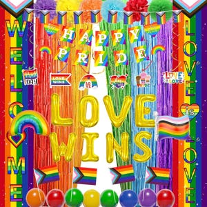 Puede incluir: Un vibrante conjunto de decoración para fiestas del Orgullo. Incluye serpentinas de arcoíris, globos dorados con la frase "LOVE WINS" y pancartas con los mensajes "HAPPY PRIDE" y "LOVE". Presenta banderas y globos de arcoíris.
