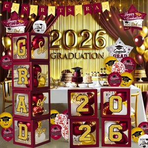Könnte beinhalten: Dekoration für eine Abschlussfeier mit weinroten und goldenen Elementen. Der Mittelpunkt ist eine große "2026"-Anzeige, umgeben von Luftballons, Bannern und Geschenkboxen. Die Szene umfasst Kuchen und festliche Luftballons.
