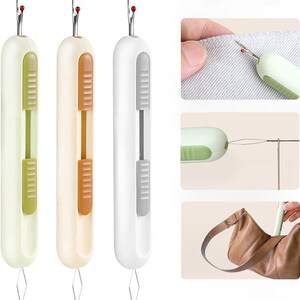 Puede incluir: Tres abre-costuras en colores pastel: verde, beige y blanco. Cada uno tiene un cuerpo largo y rectangular con un botón deslizante y una cuchilla de metal con punta roja. La imagen también muestra primeros planos de la herramienta en uso.