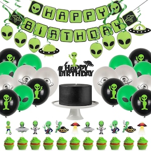 Puede incluir: Un conjunto de fiesta de cumpleaños con temática alienígena. Incluye una tarta negra con un adorno de "Feliz Cumpleaños", globos, adornos para cupcakes y una pancarta que dice "Feliz Cumpleaños". La combinación de colores es verde, negro y blanco.