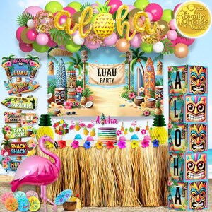 Puede incluir: Un conjunto de decoración para fiesta luau con fondo de playa, falda de mesa de hierba, un globo de flamenco rosa y cajas con caras tiki. Incluye un poste con señales direccionales, globos dorados con letras aloha y un globo de piña.