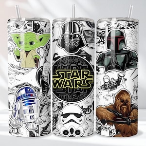 Puede incluir: Tres vasos cilíndricos con tapas transparentes y pajitas, con un fondo de cómic en blanco y negro. Los personajes incluyen a Grogu, Darth Vader, Boba Fett, R2-D2, Chewbacca y un Stormtrooper. El vaso central muestra el logotipo de Star Wars.