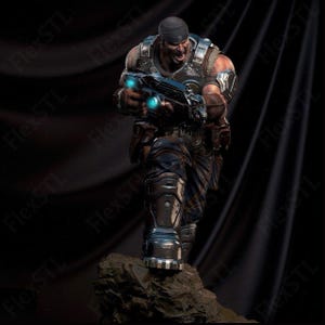 Puede incluir: Figura detallada de un personaje musculoso con equipo de combate, sosteniendo un arma futurista con acentos azules brillantes. La figura está posada sobre una base rocosa, con una expresión decidida. La paleta de colores incluye tonos grises, negros y metálicos.