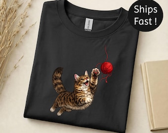 Koszulka z motywem kociaka bawiącego się włóczką | Koszulka dla miłośników zabawnych kotów