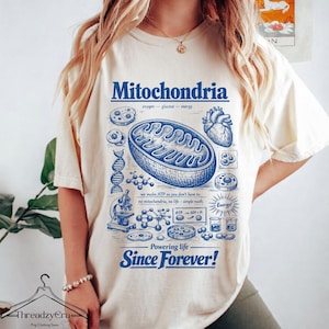 Op de afbeelding: Een set van drie keramische mokken met een gespikkelde, matte afwerking. De mokken zijn in de kleuren crème, lichtgrijs en donkergrijs. Elke mok heeft een eenvoudig, minimalistisch ontwerp en een afgeronde handgreep.