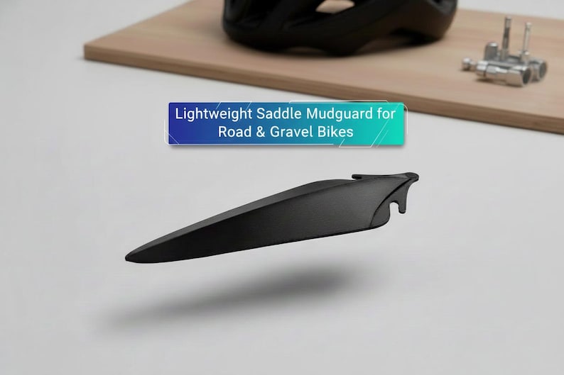 K&ouml;nnte beinhalten: Ein schwarzer, leichter Sattelkotfl&uuml;gel f&uuml;r Rennr&auml;der und Gravelbikes. Das Bild zeigt den Kotfl&uuml;gel mit dem Text "Lightweight Saddle Mudguard for Road & Gravel Bikes". Ein schwarzer Helm und Werkzeuge sind im Hintergrund.