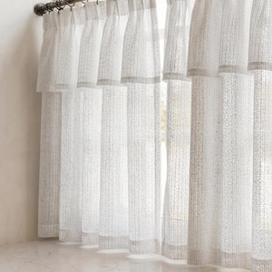 Ekskluzywna, teksturowana zasłona z falbaną, unikatowy, otwarty splot białego woalu