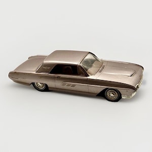 Modelo de coche promocional para concesionarios Ford Thunderbird de 1963, color beige rosado, AMT JoHan Classic Thunderbird de colección.