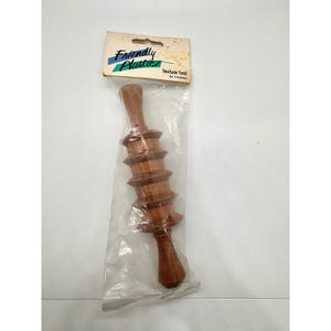 Könnte beinhalten: Ein Holz-Texturwerkzeug, noch in der Originalverpackung. Das Werkzeug ist zylindrisch mit einer Reihe von geriffelten Abschnitten. Die Verpackung trägt den Text "Friendly Plastic" und "Texture Tool No. 5 Pointed".