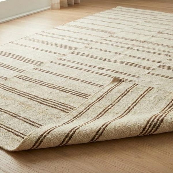 Tapis en laine tissé à la main, rayures beiges brunes neutres, tissage plat dans une ferme scandinave