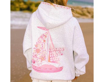 Felpa con cappuccio ricamata Pink Palm Puff, felpa con barca a vela Chase The Sun, atmosfera da spiaggia costiera