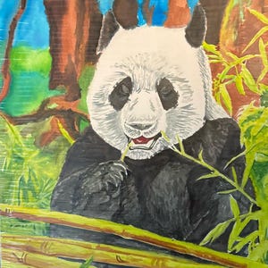 以下が含まれることがあります： 白と黒の毛並みを持つジャイアントパンダの絵画。胸から上が描かれており、竹を食べている様子が表現されています。パンダは緑色の竹の茎と葉に囲まれており、背景には茶色の木の幹と明るい青空が描かれています。