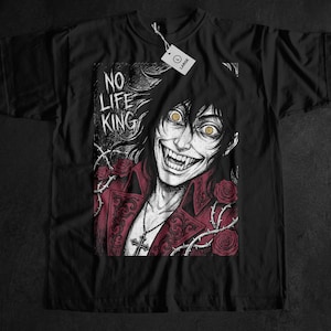 Puede incluir: Camiseta negra con una ilustración de un personaje con ojos amarillos y dientes afilados. El diseño incluye el texto "NO LIFE KING" y rosas. Una etiqueta indica "LARGE".