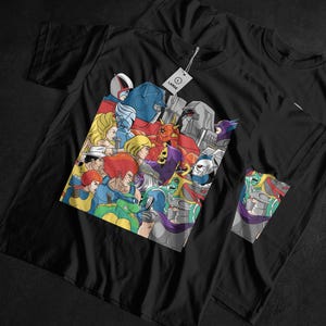 Maglietta unisex vintage action, fumetto retrò, maglietta eroe anni '90, top con grafica illustrata, stile cultura pop, atmosfera old school, regalo per papà