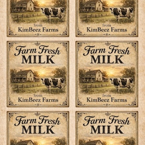 以下が含まれることがあります： 「Farm Fresh MILK」と「from KimBeez Farms」の文字が入った、ヴィンテージスタイルのラベル6枚。各ラベルには、牛、農家、夕焼けの牧歌的な風景が描かれています。ラベルには装飾的なボーダーが付いています。